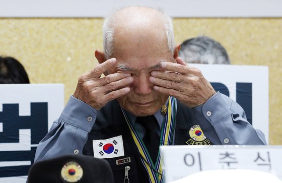 강제징용 피해자 이춘식 할아버지가 30일 오후 서울 서초구 민주사회를위한변호사모임 대회의실에서 열린 '10·30 일제 강제동원 배상판결 1년' 강제동원 피해자의 인권 피해회복을 요구하는 기자회견에서 눈물을 흘리고 있다. [뉴스1]
