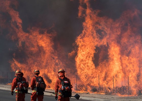 소방관들이 30일(현지시간) 캘리포니아 시미 밸리 레이건 도서관 인근 도로에서 방화 작업을 준비하고 있다. [AFP=연합뉴스]