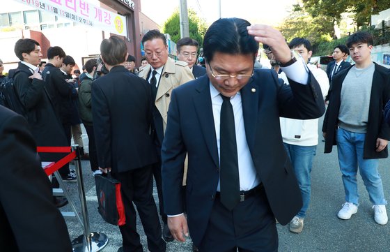 홍문종 우리공화당 공동대표가 31일 오전 문재인 대통령 모친 고(故) 강한옥 여사의 빈소가 마련된 부산 수영구 남천성당에서 조문을 마치고 나오고 있다.   [연합뉴스]