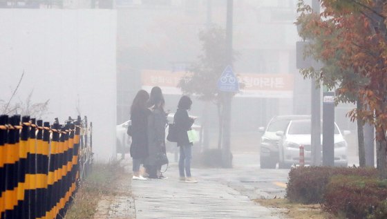 서쪽지방을 중심으로 미세먼지 농도가 높아진 21일 세종시 정부세종청사에서 시민들이 미세먼지와 안개가 섞여 뿌옇게 변한 아침을 맞고 있다. 1일 아침에도 서해안과 내륙지방을 중심 짙은 안개 끼는 곳이 있겠다.[뉴스1]