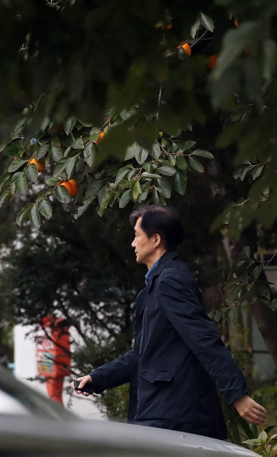 조국 전 법무부 장관이 지난 28일 서울 서초구 방배동 자택에서 외출하고 있다. [연합뉴스]