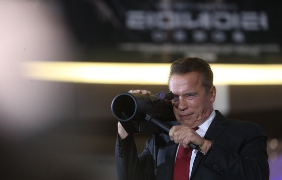 헐리우드 배우 아널드 슈워제네거가 지난 21일 서울 여의도 IFC몰에서 열린 영화 터미네이터 다크페이트 레드카펫 행사에서 열린 팬 이벤트에 참여해 영화의 한 장면을 연출하고 있다. [연합뉴스]