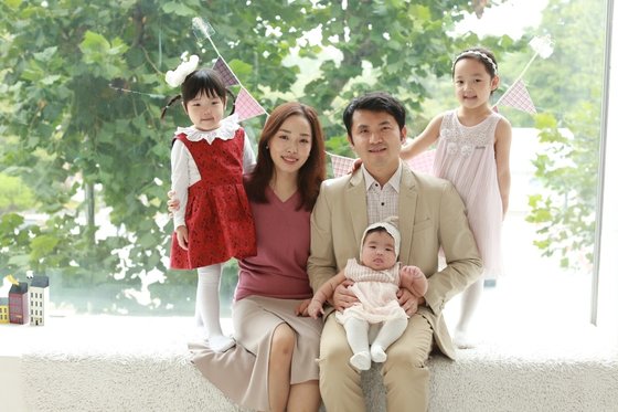황인택(40) 주무관 가족이 셋째 딸의 백일을 기념해 찍은 사진. [사진 황인택씨]