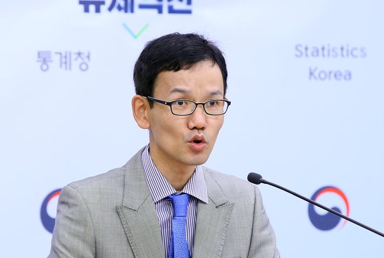 이두원 통계청 물가동향과장이 1일 세종시 정부세종청사 기획재정부에서 10월 소비자물가동향을 발표하고 있다. [연합뉴스]