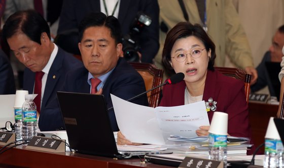 김정재 자유한국당 의원(오른쪽)이 지난달 16일 국정감사에서 질의하고 있다. 변선구 기자