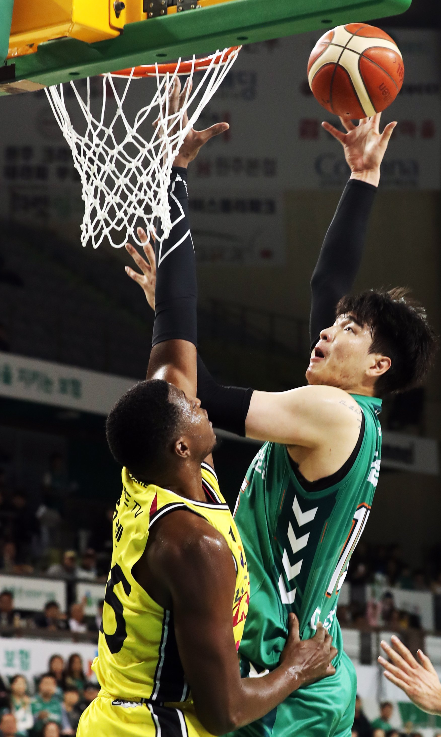 지난달 31일 강원 원주종합체육관에서 열린 LG와 경기에서 DB 김종규(오른쪽)가 골밑슛을 시도하고 있다. [뉴스1]