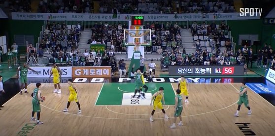 프로농구 DB 김종규(가운데)가 지난달 31일 LG전에서 정희재와 몸싸움 과정에서 넘어지고 있다. [사진 SOPTV 캡처]