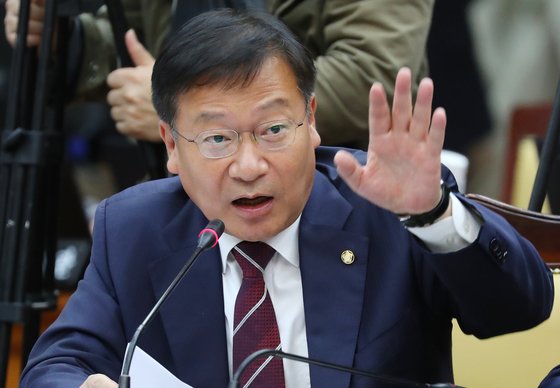 지난달 17일 서울 서초구 대검찰청에서 열린 국회 법제사법위원회의 대검찰청에 대한 국정감사에서 질의하고 있는 정점식 자유한국당 의원. [연합뉴스]