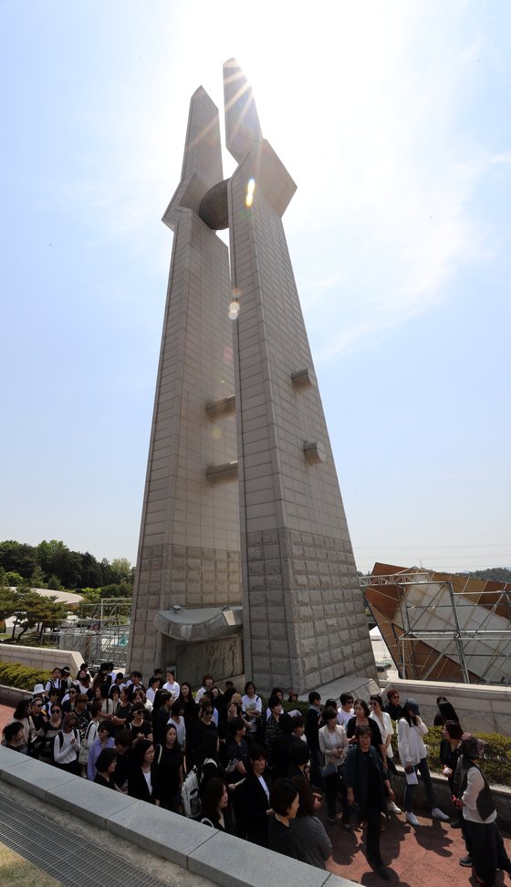 제39주년 5·18 민주화운동 기념식을 이틀 앞둔 지난 5월 16일 추모객들이 광주 북구 국립 5·18민주묘지 추모탑 앞을 지나고 있다. [연합뉴스]