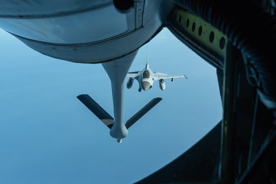 지난달 8일 일본 오키나와에서 날아온 미 공군의 KC-135 공중급유기가 공군의 KF-16D 전투기에게 공중급유를 하고 있다. 이 훈련은 영공에서 이뤄졌다. [사진 미 공군]