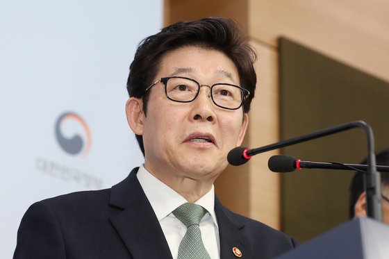 조명래 환경부 장관이 1일 오후 서울 종로구 정부서울청사 별관에서 미세먼지 관리 종합계획 및 고농도 시기 특별대책 발표를 마친 후 인사하고 있다. [뉴시스]