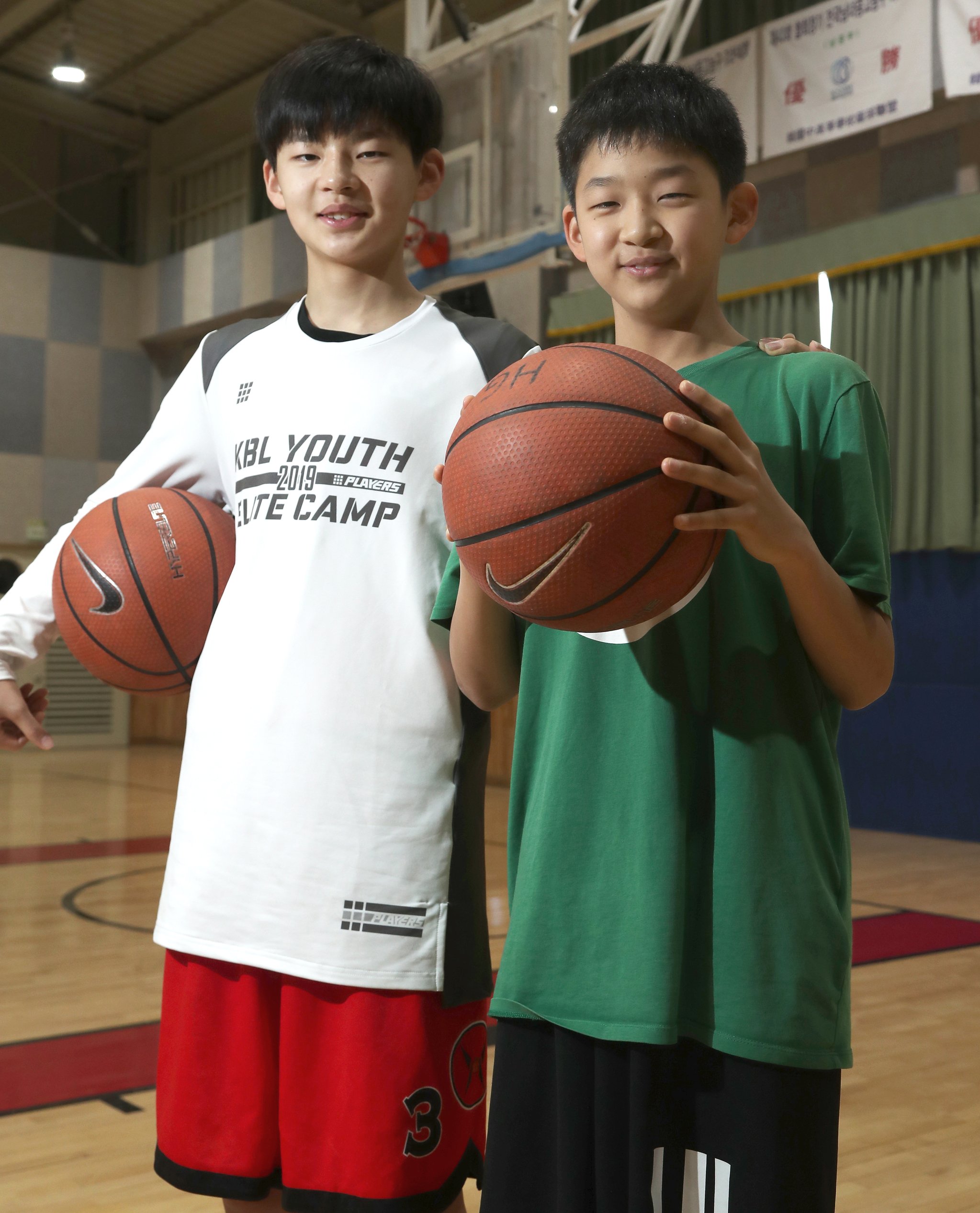 코트의 마법사라 불린 강동희의 아들 강성욱(왼쪽)과 강민수. [중앙포토]