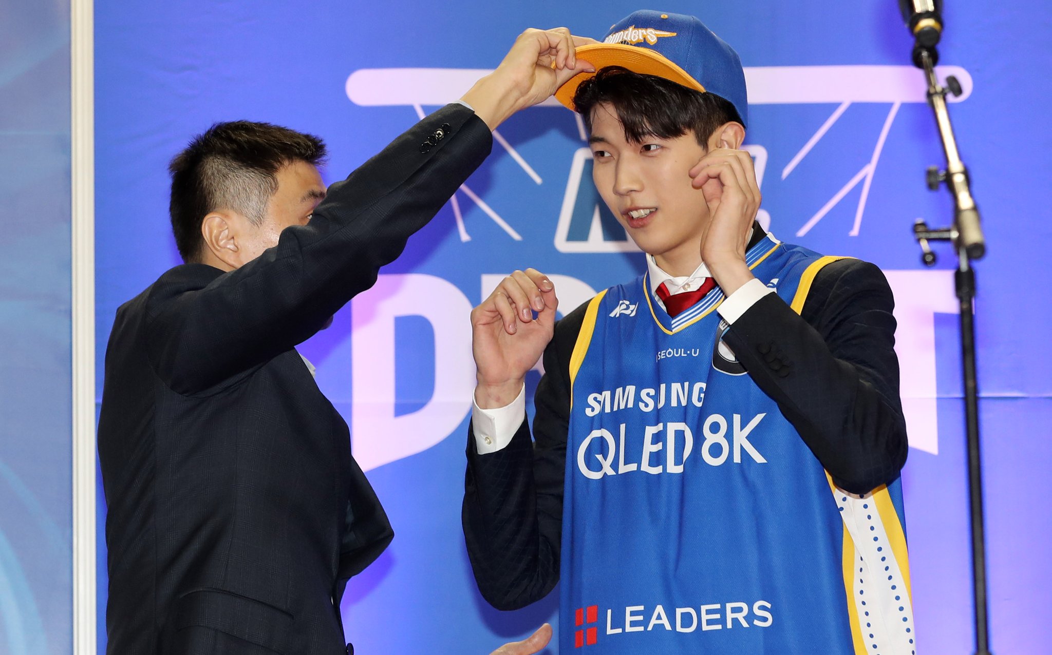 김유택의 아들인 김진영이 4일 잠실학생체육관에서 열린 신인드래프트에서 1라운드 3순위로 서울 삼성에 지명됐다. 삼성의 이상민 감독이 축하해주고 있다. [뉴스1]