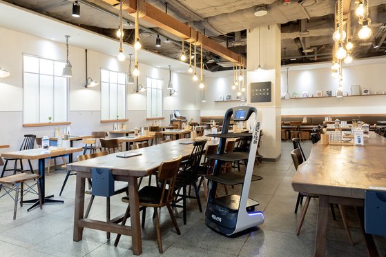 풀무원푸드앤컬처가 운영하는 가정식 전문점 찬장에 4일부터 우아한형제들이 개발한 서빙로봇 딜리가 배치된다. [사진 우아한형제들]