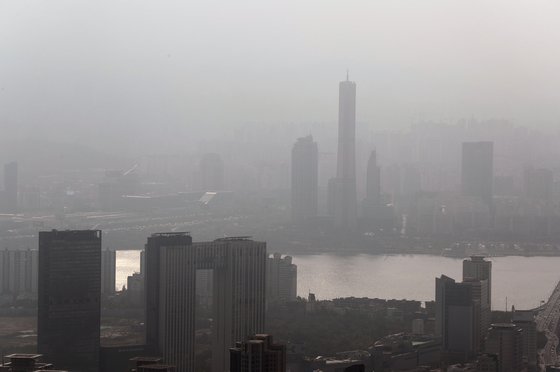 서울 곳곳에 미세먼지 농도가 '나쁨' 수준을 보이고 있는 지난달 31일 오후 서울 도심 하늘이 뿌옇게 보이고 있다. [뉴스1]