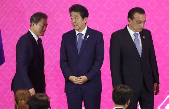 문재인 대통령이 4일 오전(현지시간) 태국 방콕 임팩트 포럼에서 열린 제21차 아세안+3 정상회의에서 각국 정상들과 기념촬영하기 위해 이동하고 있다. 왼쪽부터 문 대통령, 아베 신조 일본 총리, 리커창 중국 총리. [청와대사진기자단]