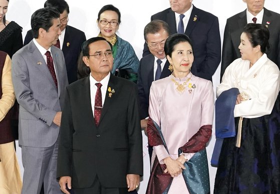 문재인 대통령과 부인 김정숙 여사가 3일(현지시각) 오후 태국 방콕 IMPACT Challenger에서 열린 갈라만찬에 참석하며 아베 신조 일본 총리 내외와 인사하고 있다. [뉴시스]