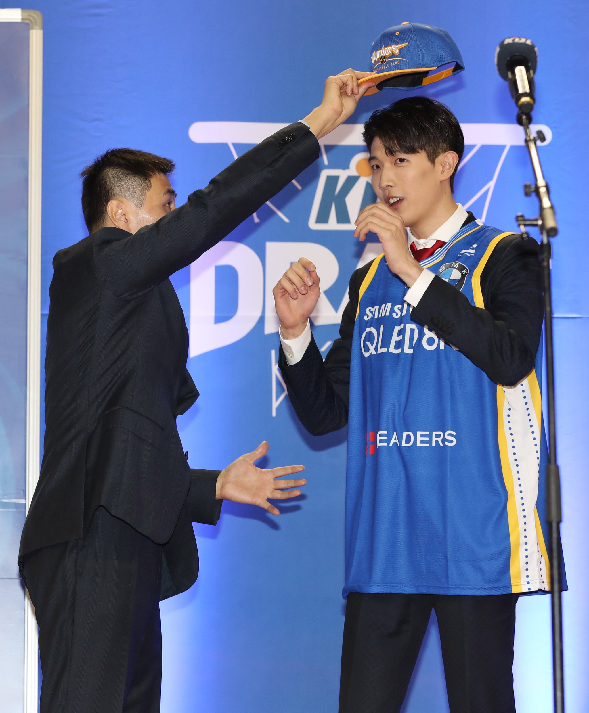 김유택의 아들인 김진영이 4일 잠실학생체육관에서 열린 신인드래프트에서 1라운드 3순위로 서울 삼성에 지명됐다. 삼성의 이상민 감독이 축하해주고 있다. [뉴스1]