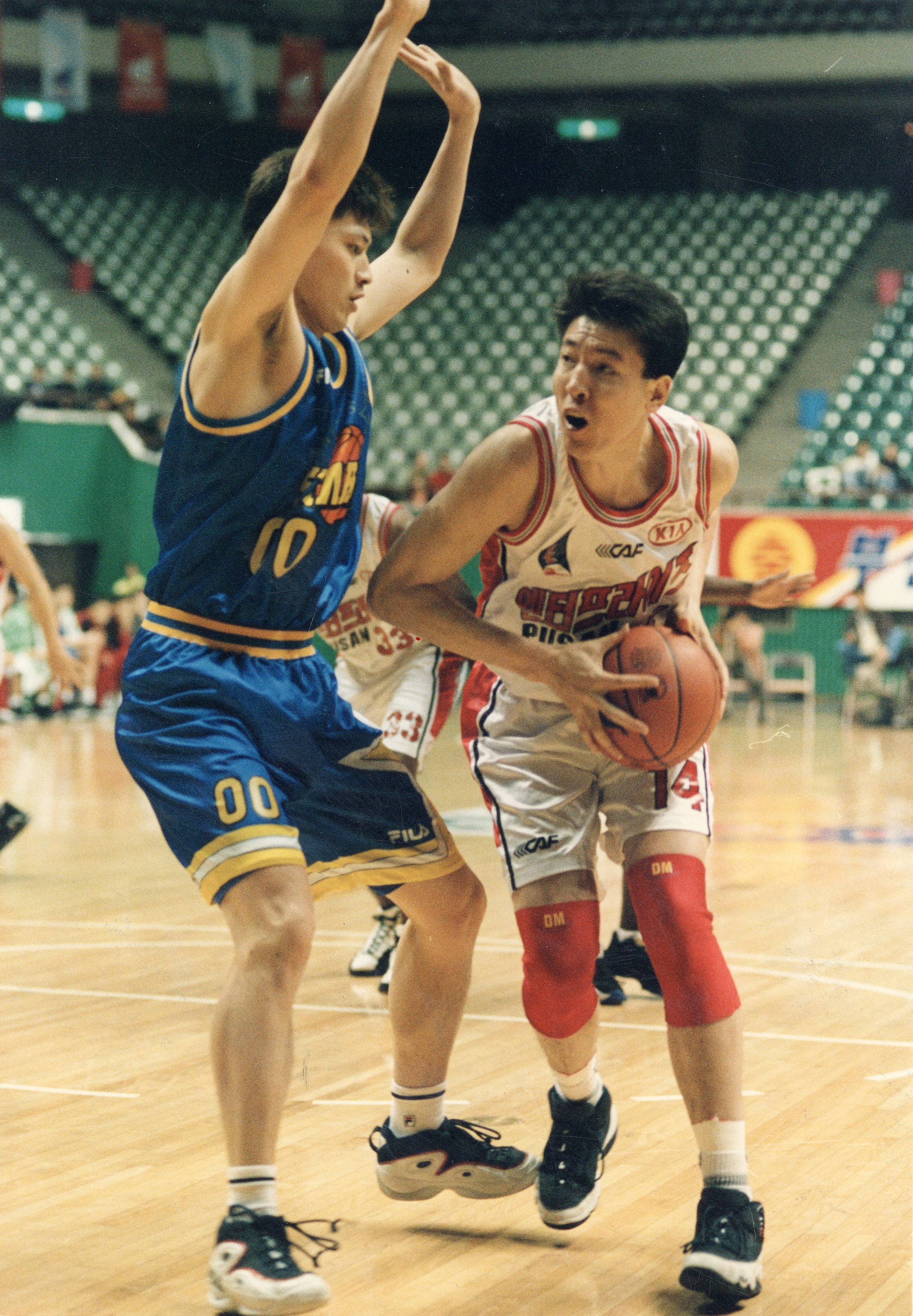 1997년 기아 시절 김유택. 그는 힘보다는 기술로 상대를 제압하는 영리한 센터였다. [중앙포토]