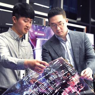 구광모 대표가 LG의 대표상품인 OLED 패널을 살펴보고 있다. [사진 LG]