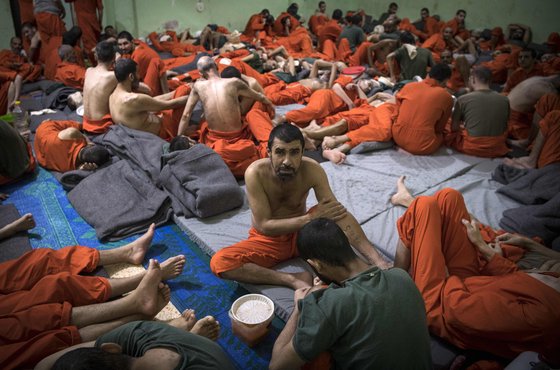 시리아 북부 하사카지역의 IS 반군포로 수용시설. 이 지역에 1만여명이 넘는 포로들이 감옥과 임시 수용시설에 분산,수용되어 있다.[AFP=연합뉴스]