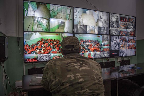 쿠르드 민병대원이 지난달 26일 모니터로 포로 수용시설을 감시하고 있다.[AFP=연합뉴스]
