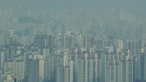 아파트 층수별로 미세먼지 농도를 측정했더니 저층 구간(1~10층)이 고층 구간(11~20층)보다 상대적으로 높았다. 전문가들은 ’기상 상황 등에 따라 결과가 달라질 수 있다“고 말했다. 사진은 서울 남산에서 바라본 아파트 단지. [뉴스1]