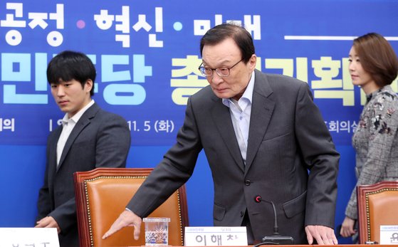 이해찬 더불어민주당 대표(가운데)가 5일 서울 여의도 국회에서 열린 제1차 총선기획단 회의에 황희두, 강선우 총선기획단 위원화 함께 참석하고 있다. [뉴스1]