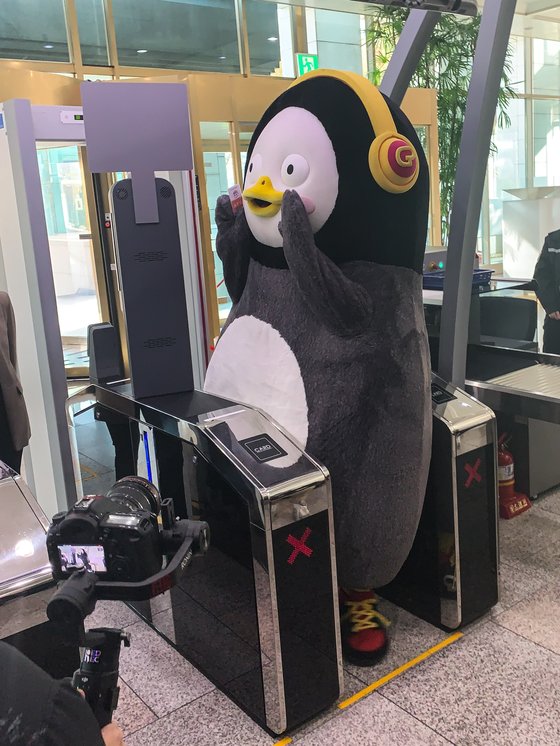 대세 크리에이터 '펭수'가 한·아세안 특별정상회의 홍보 등을 위해 6일 오전 서울 종로구 외교부 청사 게이트를 통과하고 있다. [뉴스1]