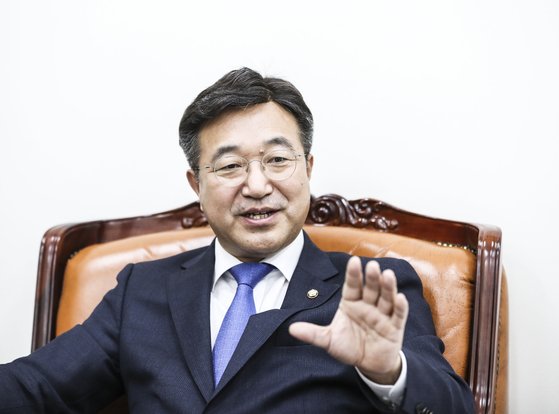 더불어민주당 총선기획단장에 임명된 윤호중 사무총장이 6일 오전 서울 여의도 국회에서 중앙일보와 인터뷰하고 있다. 김경록 기자