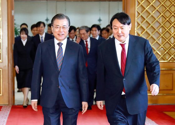 문재인 대통령이 25일 오전 청와대에서 윤석열 신임 검찰총장에게 임명장을 수여한 뒤 함께 환담장으로 이동하고 있다. [연합뉴스]