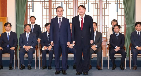 문재인 대통령(가운데 왼쪽)이 25일 오전 청와대 본관 충무실에서 윤석열 신임 검찰총장에게 임명장을 수여한 뒤 기념사진을 찍고 있다. [청와대사진기자단]