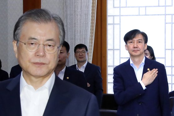 문재인 대통령이 8일 오전 청와대에서 열린 국무회의에서 국기에 경례하고 있다. 오른쪽은 조국 법무부 장관. [연합뉴스]