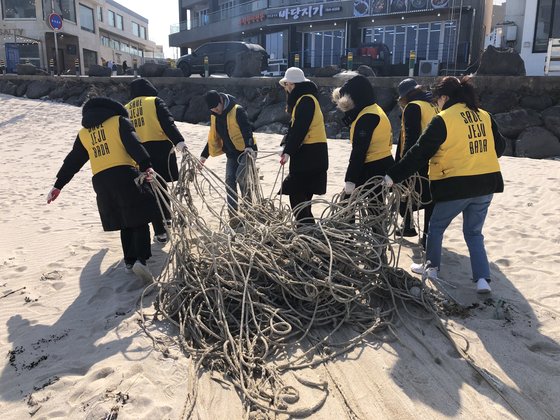 지난 2월 월정해변에서 참가자들이 힘을 모아 어업용 쓰레기를 수거하고 있다. [사진 세이브제주바다]