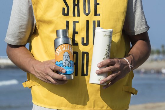 이들은 제주를 찾을때는 꼭 텀블러를 지참해달라고 부탁했다. 장진영 기자