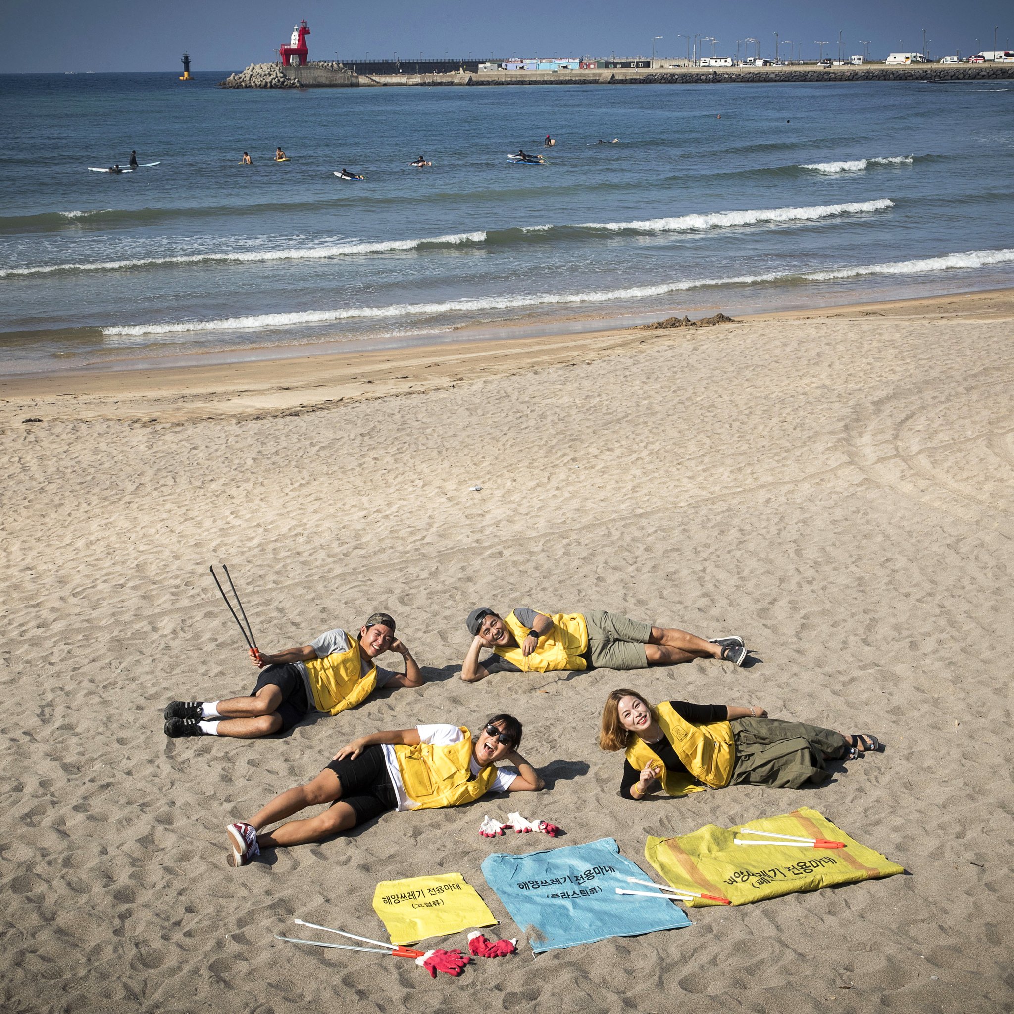 세이브제주바다 운영진이 제주도 이호태우해변에 누웠다. 앞줄 왼쪽부터 한주영, 박순선씨. 뒷줄 왼쪽부터 김정진, 장혁철씨. 장진영 기자