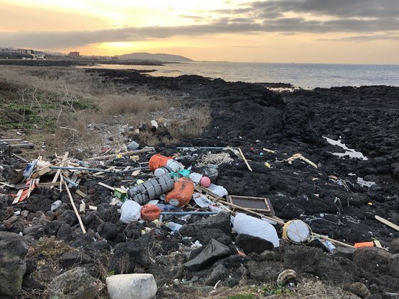지난 7월 동복해안도로의 모습. 해안가로 떠밀려온 쓰레기들. [사진 세이브제주바다]