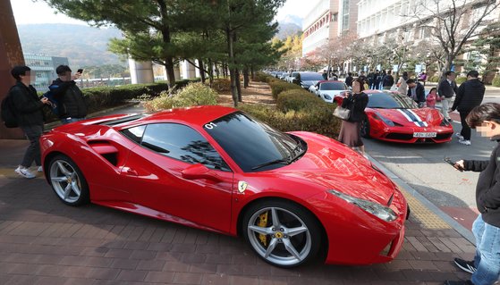 캠퍼스에 강연을 들으러온 차주들의 수퍼카들이 주차되어 있다. 강정현 기자