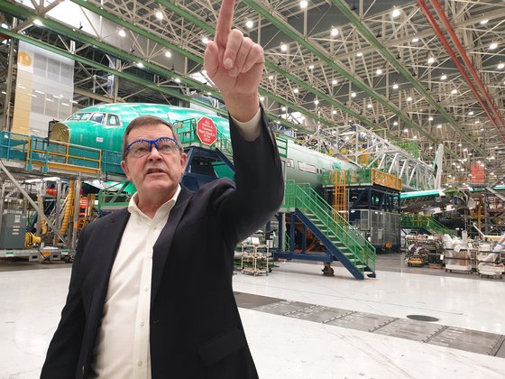 6일(현지시간) 미국 보잉 에버렛 공장에서 데이비드 리즈 투어 매니저가 항공기 생산시설 및 현황을 설명하고 있다. [공항사진기자단]