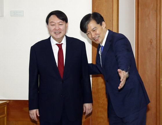 7월 25일 당시 청와대 민정수석이던 조국 전 법무부 장관이 청와대에서 열린 윤석열 신임 검찰총장 임명장 수여식 전 열린 차담회에서 윤 총장에게 자리를 안내하고 있다. [연합뉴스]