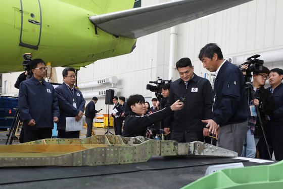 김경욱 국토교통부 2차관(오른쪽 넷째) 등 국토부 고위 관계자들이 737NG 수리현장을 찾아 설명을 듣고 있다. [사진 국토교통부]