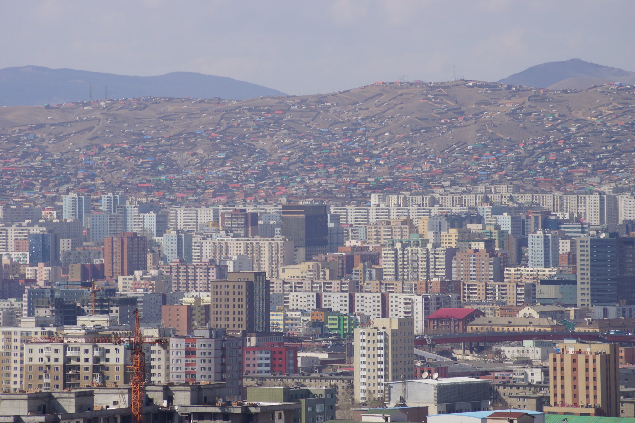 울란바토르 외곽 산등성이의 빈민촌. 현대적인 도심 빌딩과 대조를 이루고 있다. 강찬수 기자.