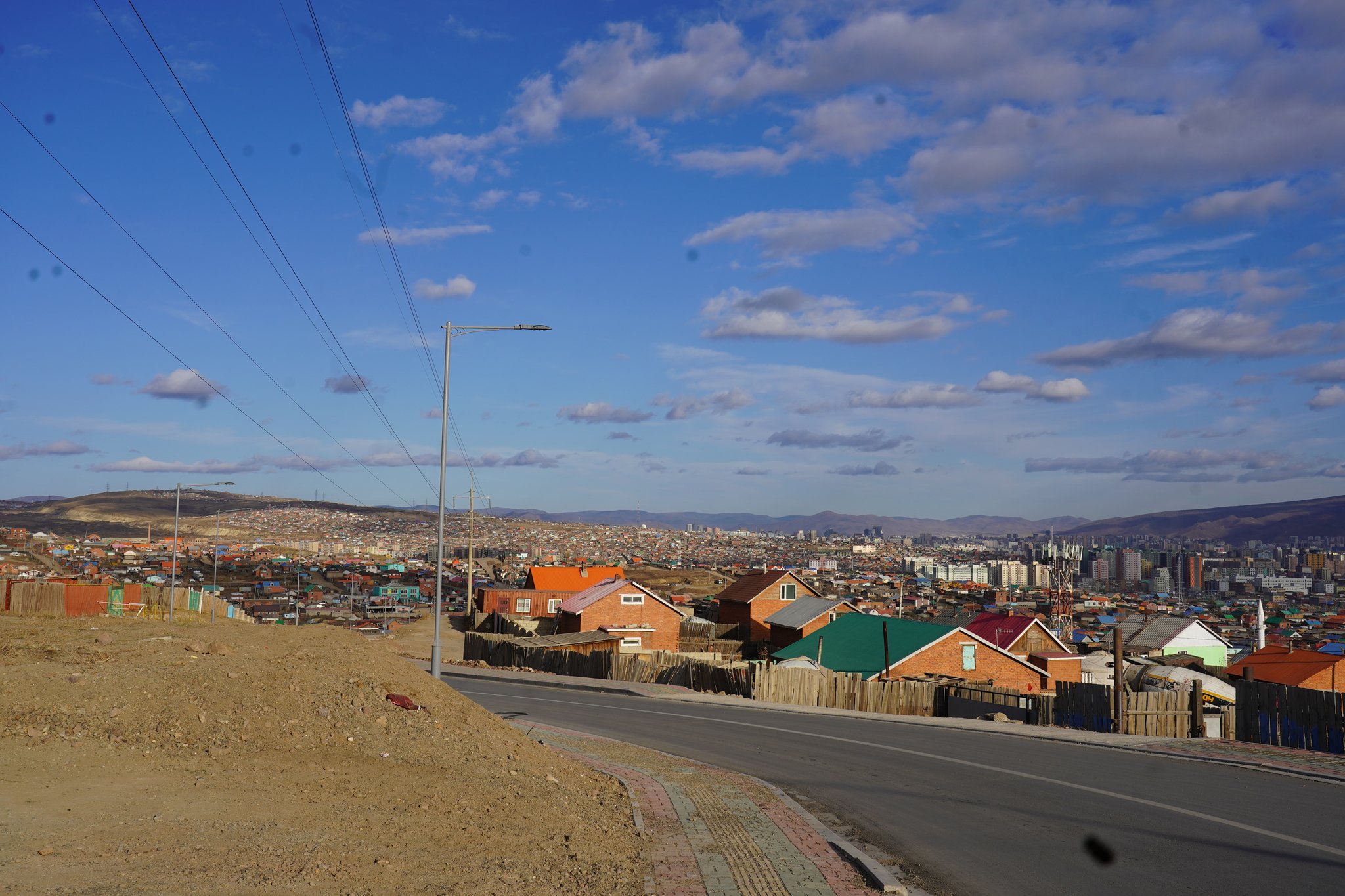 울란촐로트 게르촌에서 바라본 칭길테 지역 게르촌. 울란바토르를 둘러싼 북쪽 산등성이마다 게르촌이 형성돼있다. 김정연 기자