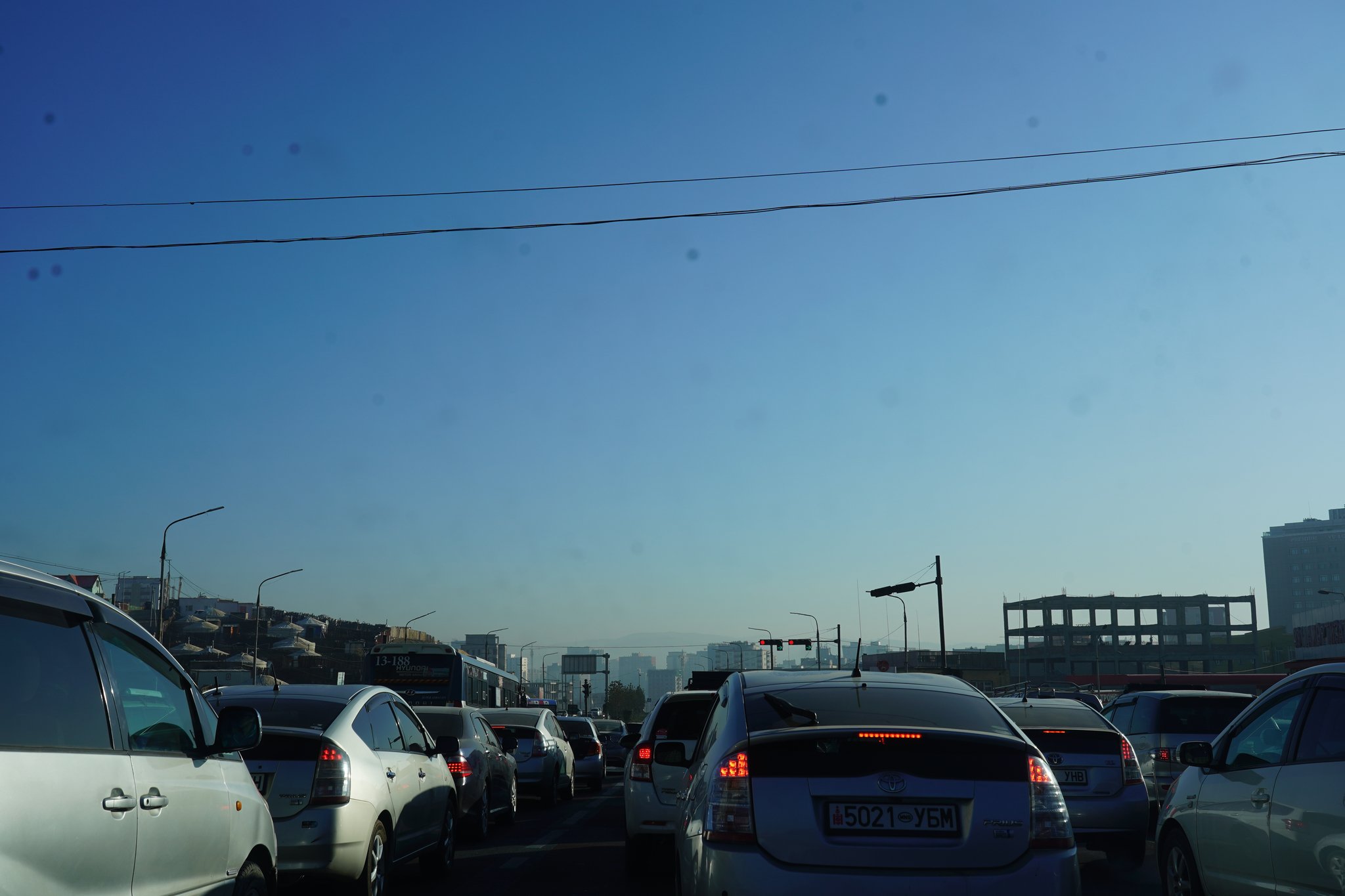 8일 오전 울란바토르 도심. 몽골 정부가 전기차, 하이브리드 차에 대해 2년간 관세를 면제해준 탓에 도로에는 하이브리드차가 자주 눈에 띄였다. 김정연 기자