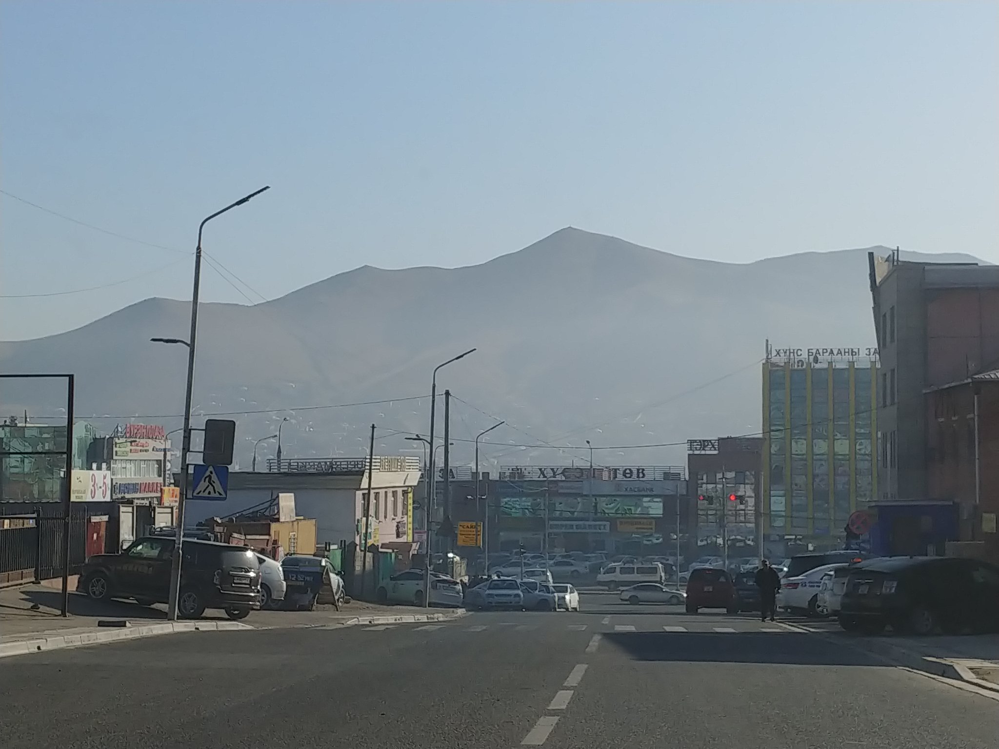 지난달 8일 오전 울란바토르 칭길테 지역 게르촌 인근 저지대로 내려가 본 모습. 고농도 초미세먼지에 시내가 뿌옇다. 김정연 기자