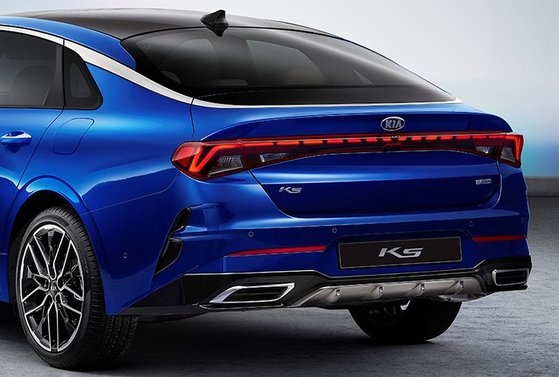 신형 K5 후면부. 리어램프가 일자로 길게 뻗어 있다. [사진 기아차]