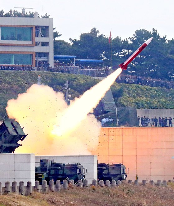 충남 대천사격장에서 열린 2017년 방공유도탄 사격대회에서 패트리엇 (PAC-2)이 발사되고 있다. 이날 발사된 패트리엇은 2㎞ 상공에서 무인표적기를 정확히 명중시켰다. 이번 대회에서 공군은 중거리 유도미사일인 ‘천궁’의 첫 실사격 훈련도 공개했다. [프리랜서 김성태]