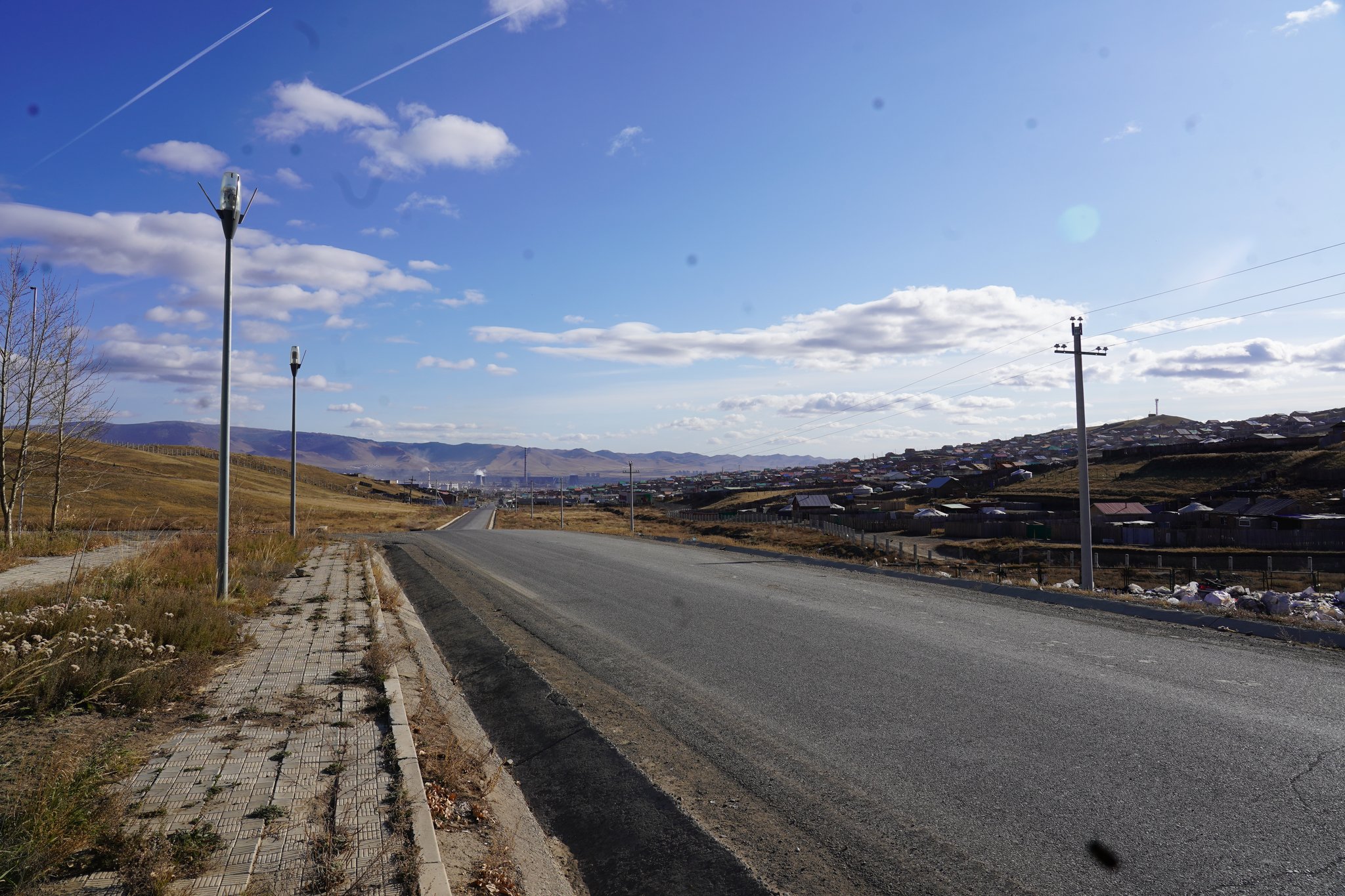 울란바토르 동북쪽 울란촐로트 지역 게르촌 위쪽에서 내려다본 시내 방향. 이곳 게르촌은 처음엔 아래쪽에만 있었으나, 점점 위쪽으로 확대됐고 지금도 늘어나는 중이다. 김정연 기자