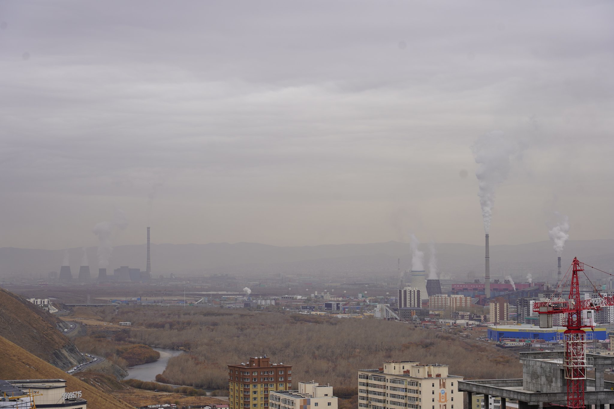 지난달 10일 오전 몽골 울란바토르 시 남쪽에 위치한 자이승 전망대에서 바라본 3번 발전소(가까운 굴뚝)와 4번 발전소(먼 굴뚝). 울란바토르는 동쪽의 바양주르, 서쪽의 성긴아이르항, 남쪽의 복드항, 북쪽의 칭겔테 4개의 산으로 각각 둘러싸인 타원형의 분지다. 김정연 기자
