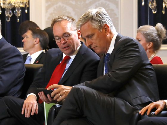 로버트 오브라이언 미국 국가안보보좌관(오른쪽)과 믹 멀베이니 미국 대통령 비서실장 대행. [연합뉴스]